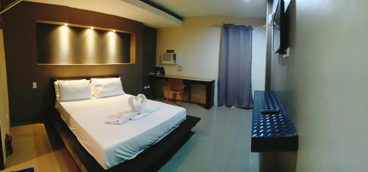 Westgate Hotel Laoag Extérieur photo