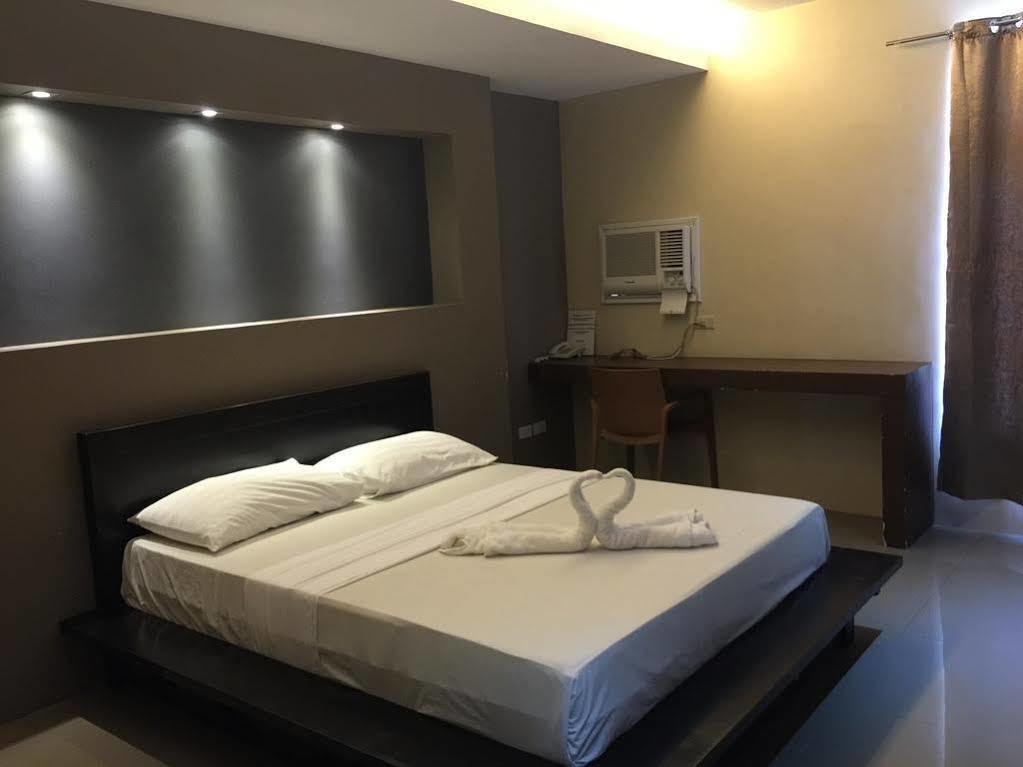 Westgate Hotel Laoag Extérieur photo