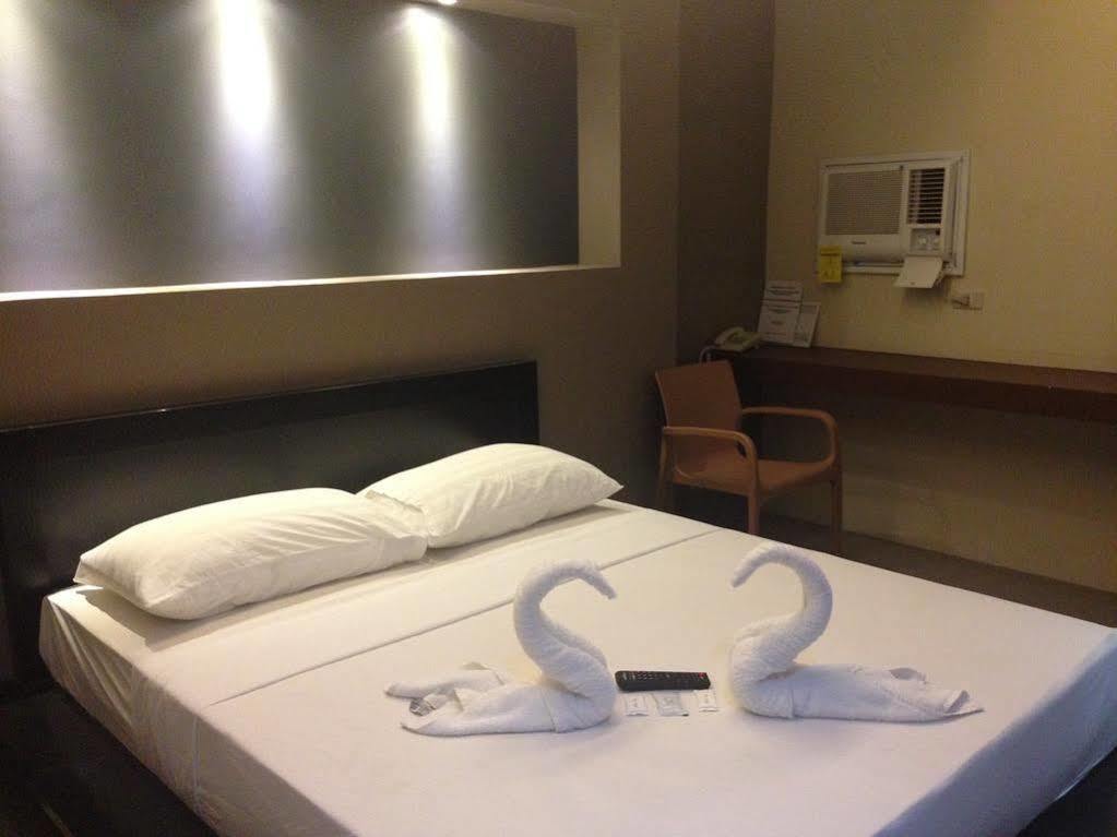 Westgate Hotel Laoag Extérieur photo