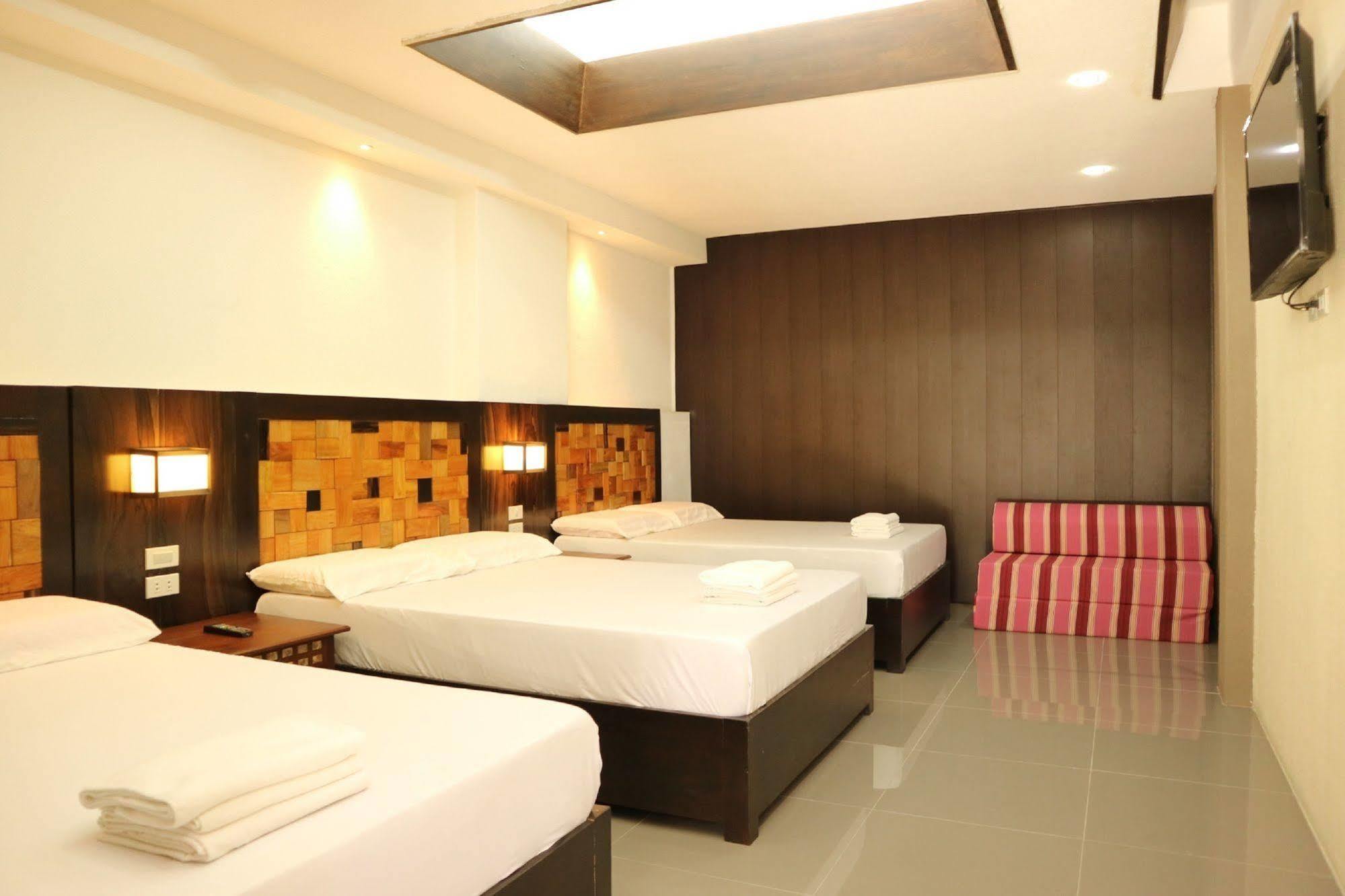 Westgate Hotel Laoag Extérieur photo