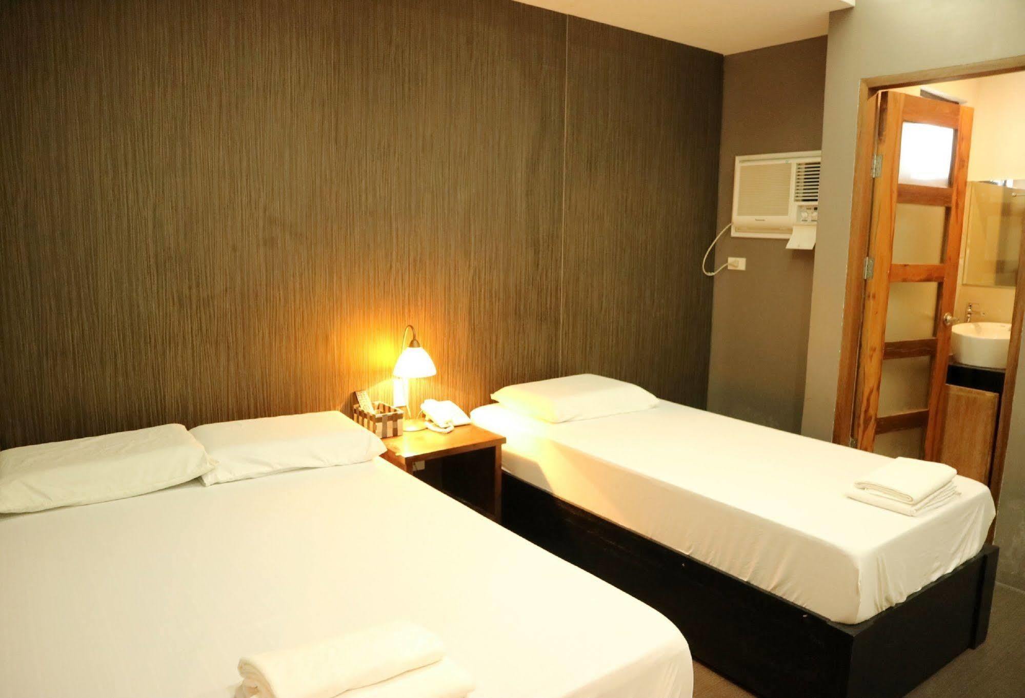 Westgate Hotel Laoag Extérieur photo