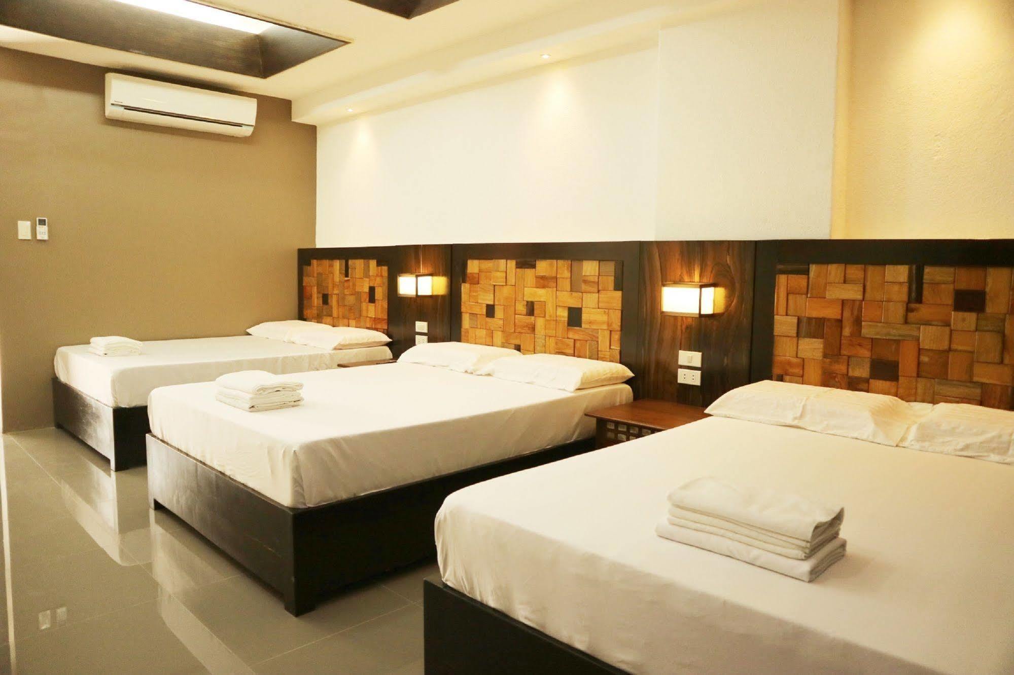 Westgate Hotel Laoag Extérieur photo