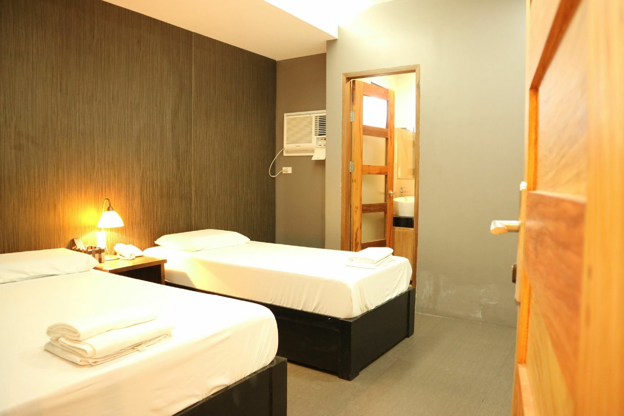 Westgate Hotel Laoag Extérieur photo