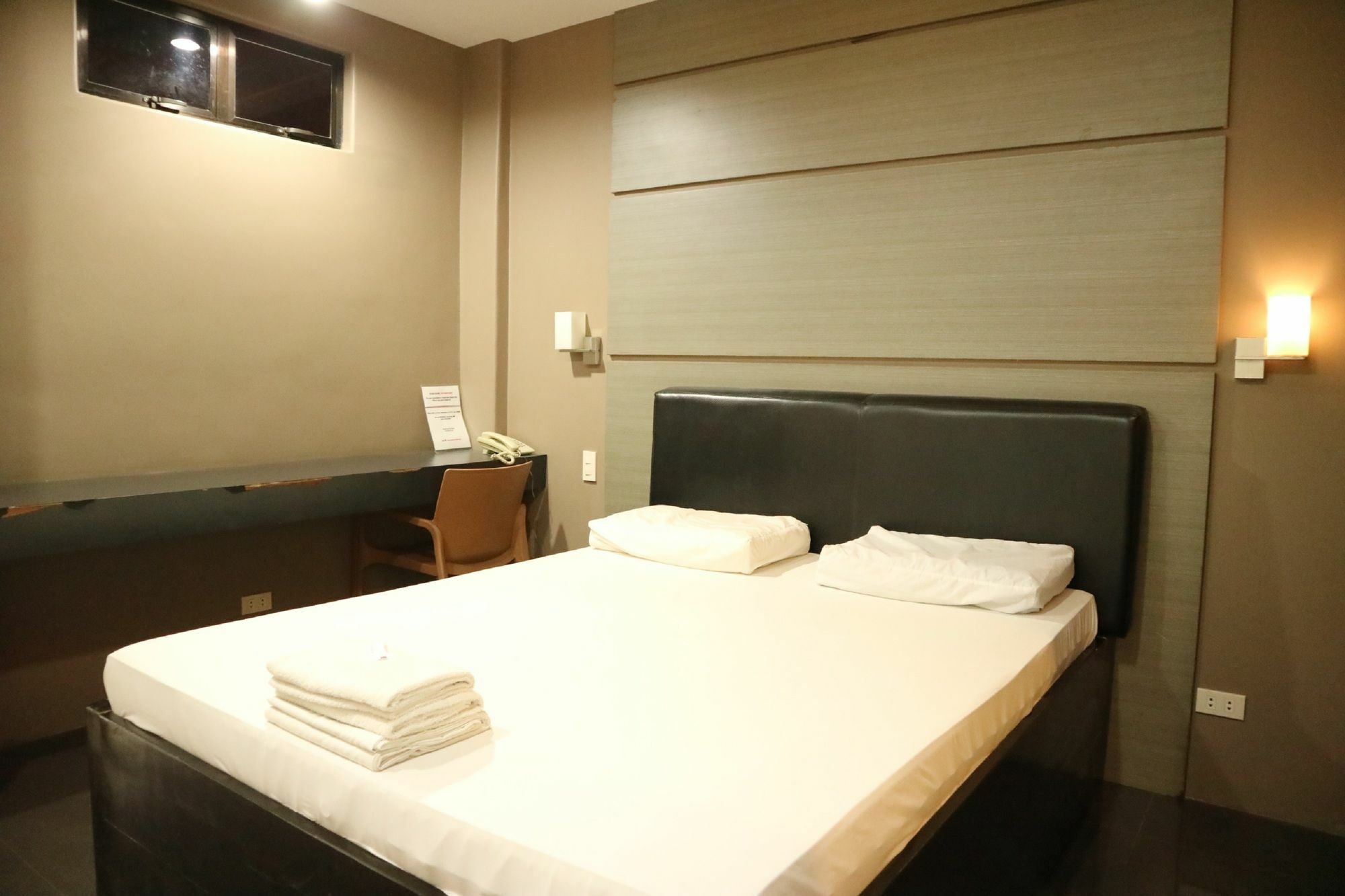 Westgate Hotel Laoag Extérieur photo