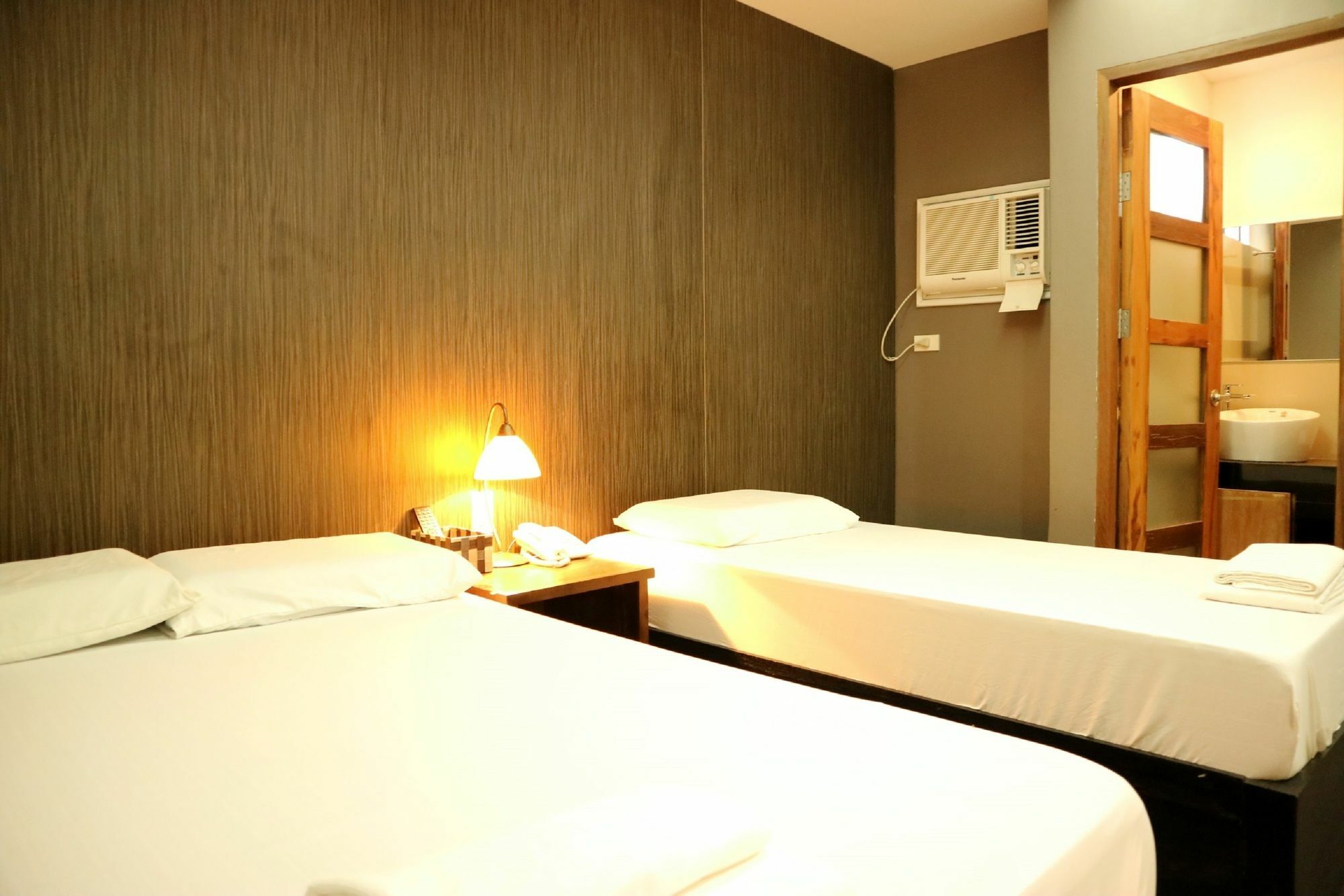 Westgate Hotel Laoag Extérieur photo