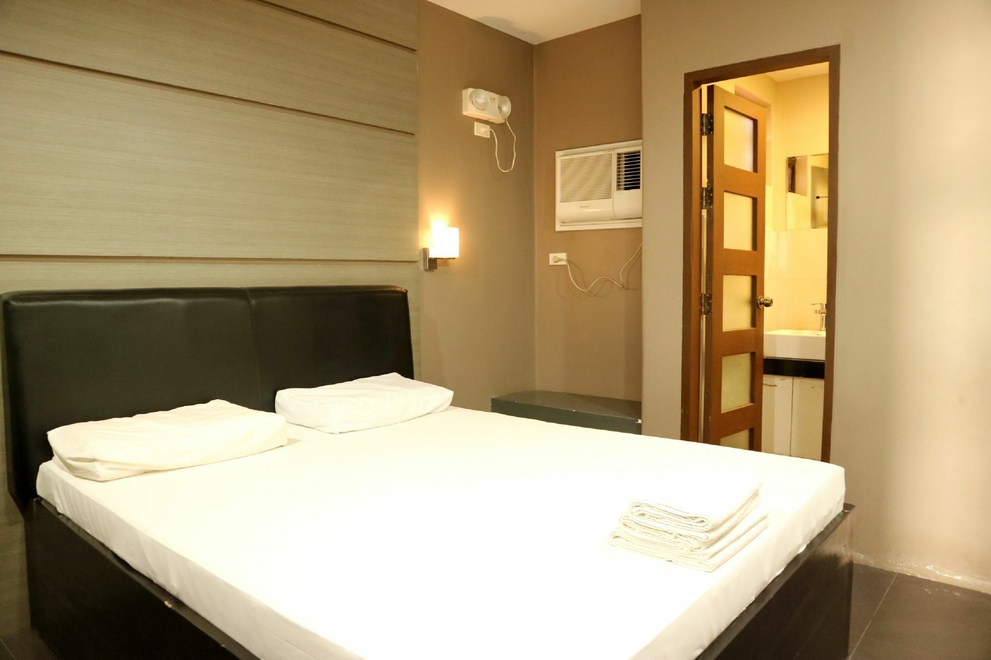 Westgate Hotel Laoag Extérieur photo