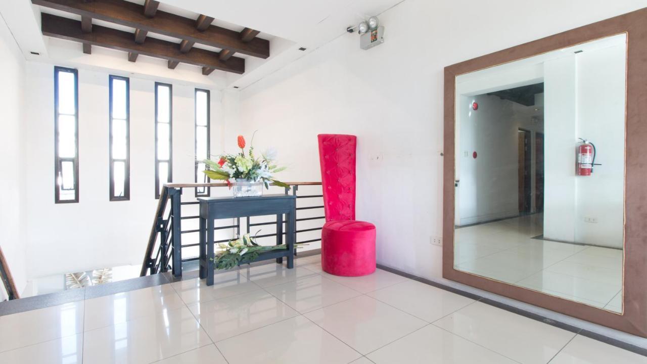 Westgate Hotel Laoag Extérieur photo